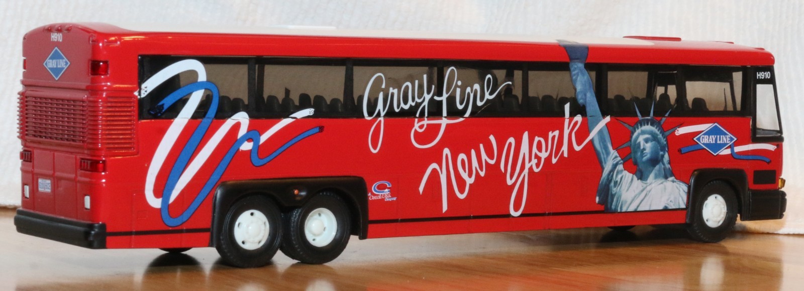 Corgi MCI 102 DL3 Gray Coach Lines New York 1:50, New in Box, Red