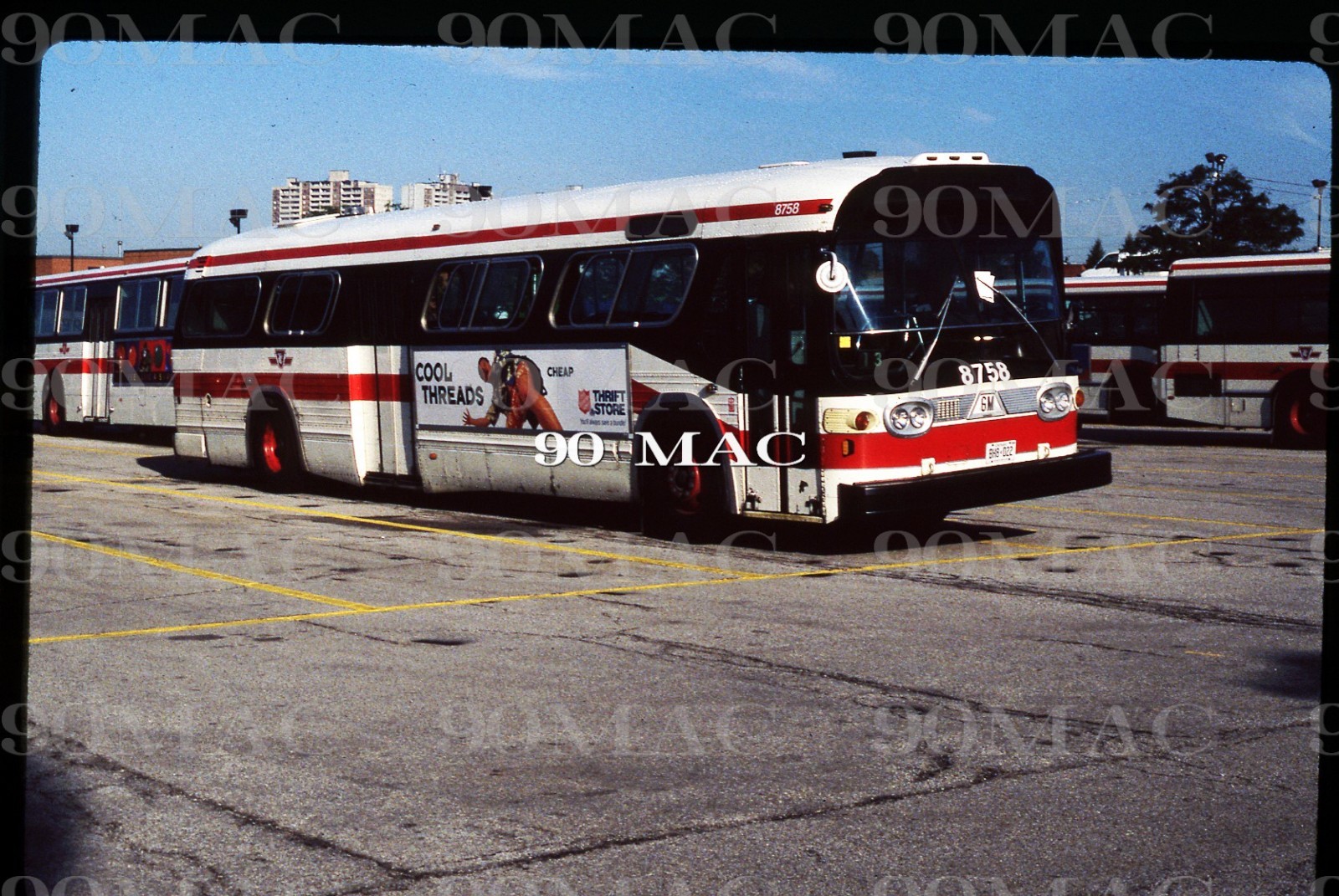 TORONTO TRANSIT COMMISSION. GMDD BUS #8758. Toronto (ON). Original Slide 2000.