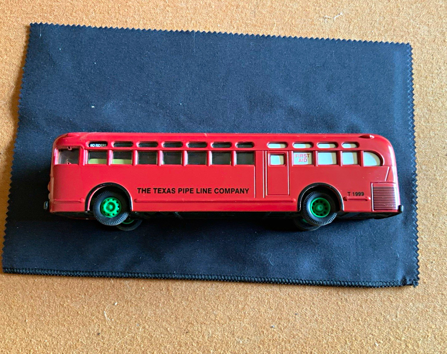 Texaco The Texas Pipe Line Company Red Bus Model No. T-1999 1999