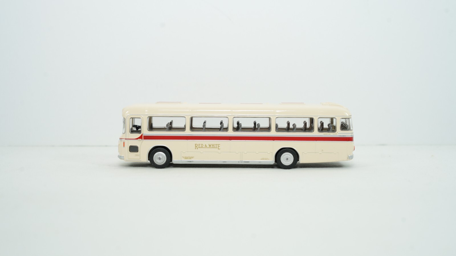 EFE Gilbow 1/76 Bristol RELH Red & White Victoria Coach Series Bus 99709 NEW B23