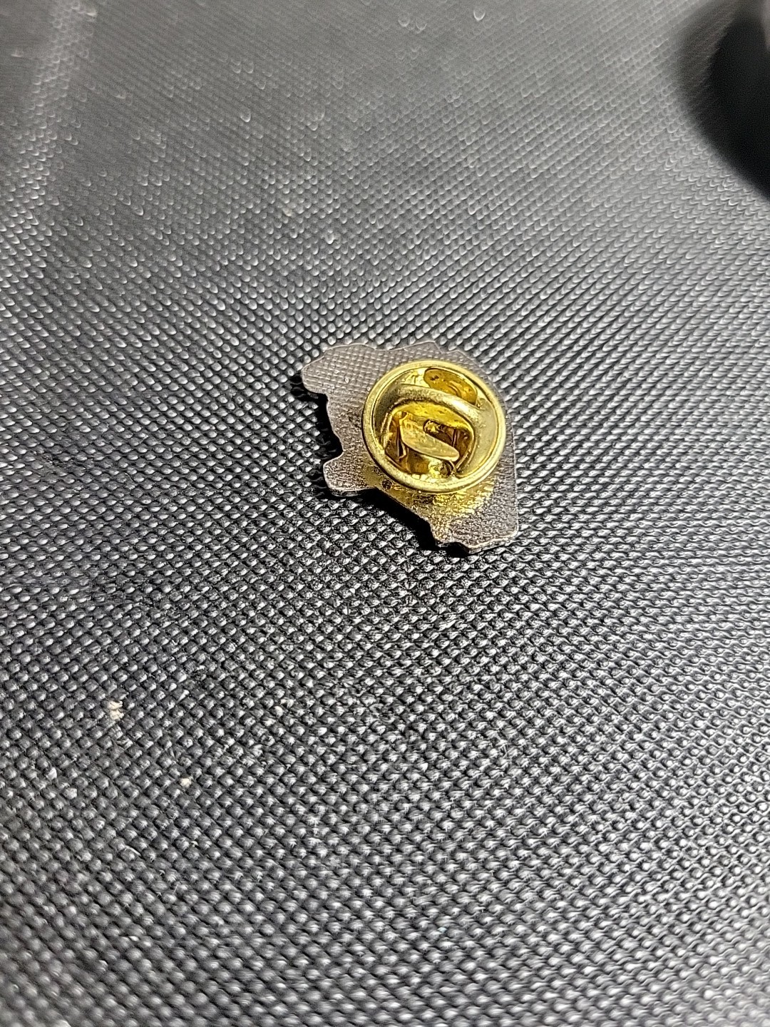 Pre-Owned Vintage American Yellow School Bus enamel lapel pin badge, Small