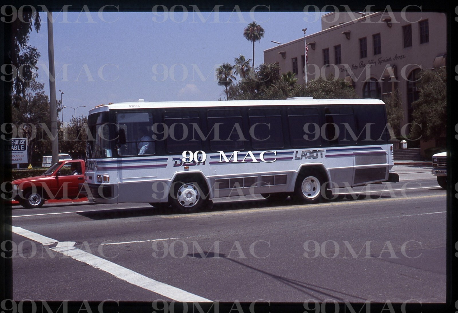 LADOT. STEWART & STEVENSON BUS #92068. Los Angeles (CA). Original Slide 1992.