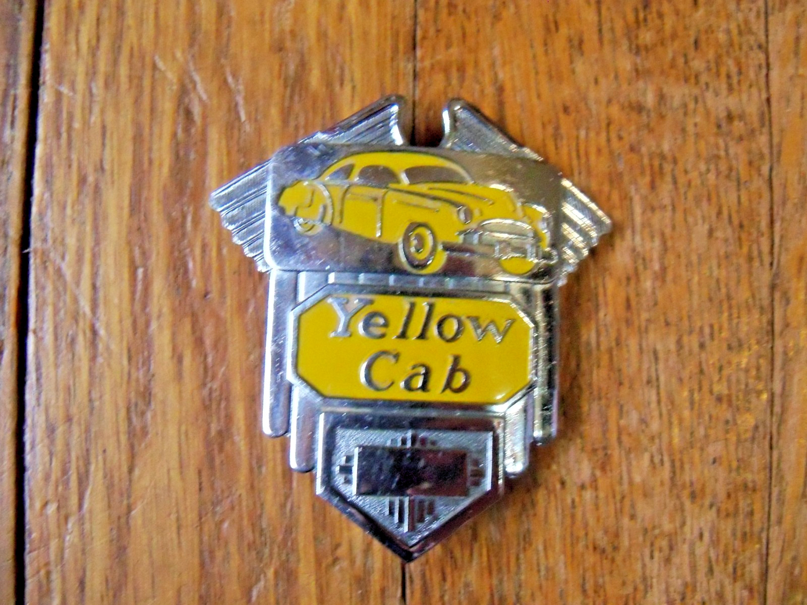 VINTAGE 1940’s YELLOW CAB TAXICAB DRIVER CHAUFFEUR’S HAT BADGE USA