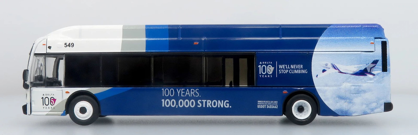 New Flyer Excelsior Transit bus Delta Airport Crew 1:87 Scale Iconic Replicas