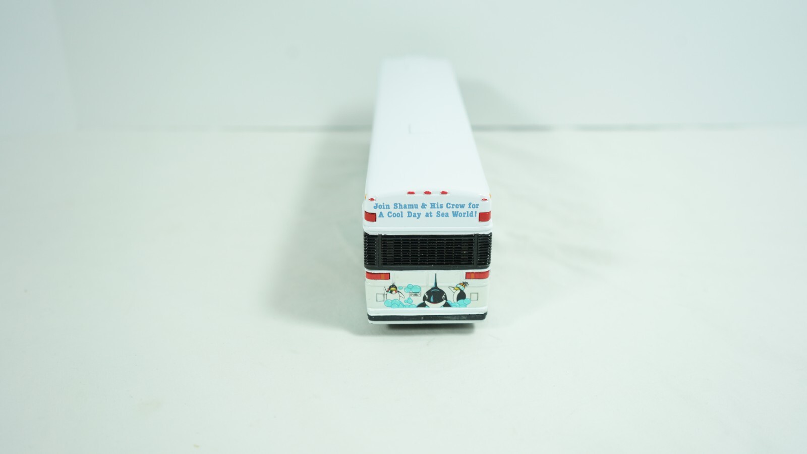 Corgi 1/50 Diecast MCI 102 DL3 Seaworld PCST Coach Bus Item 98652 NEW F1D