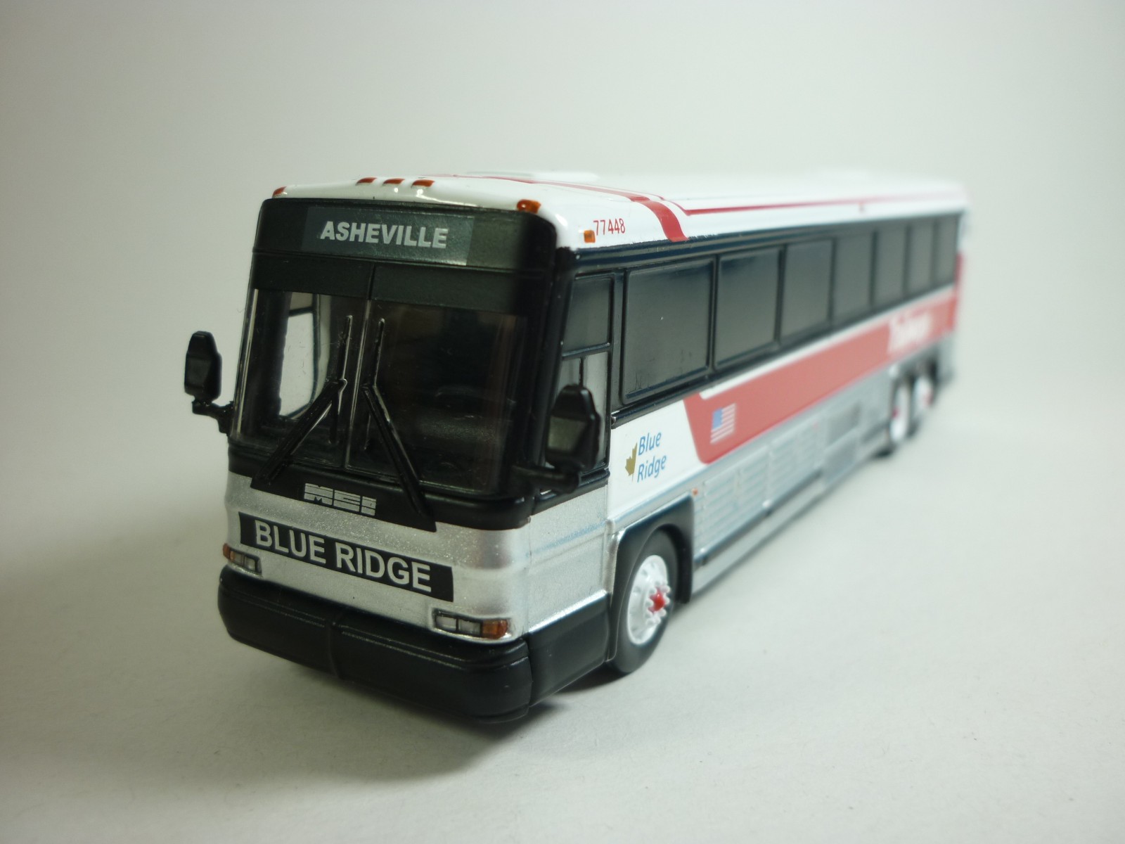 Iconic Replicas 1:87 MCI D4000 Coach Bus TRAILWAYS White 1992, Diecast w/ Box