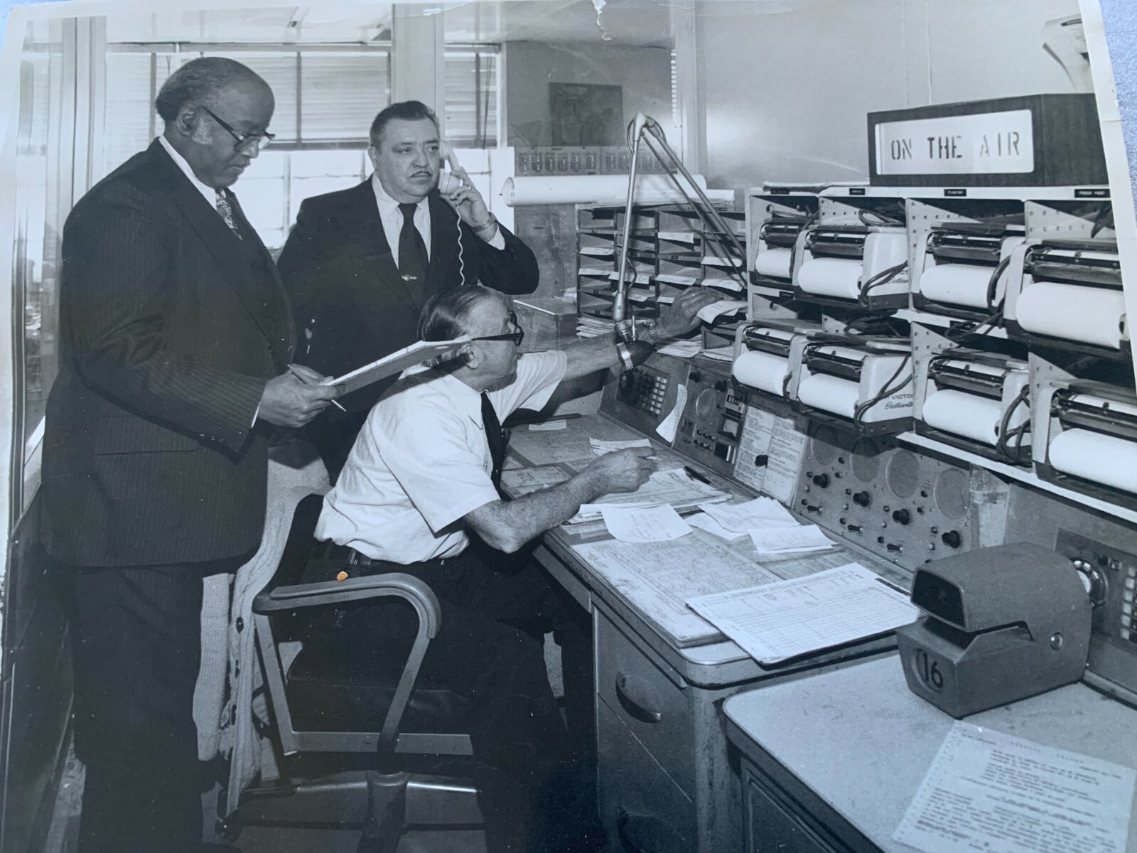 8X10 NY NYC TRANSIT BUS ? SUBWAY ? MANAGEMENT DISPATCHERS RADIO ? B&W PHOTOGRAPH