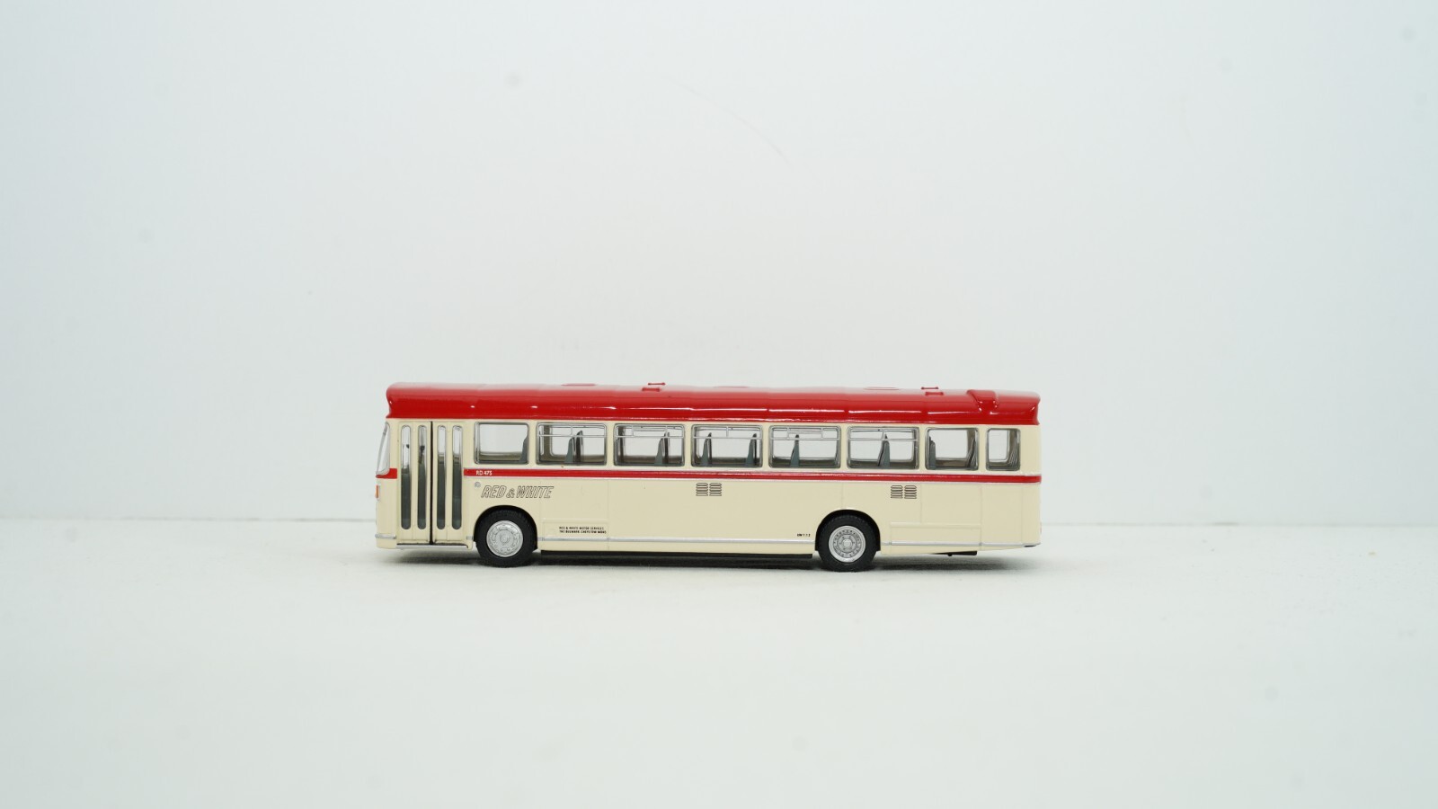 EFE Gilbow 1/76 Bristol RELH Red & White Victoria Coach Series Bus 99704 NEW B23