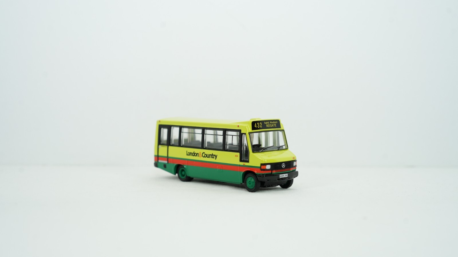 EFE Gilbow 1/76 Mercedes Minibus London & Country Bus Item 24811 NEW B25