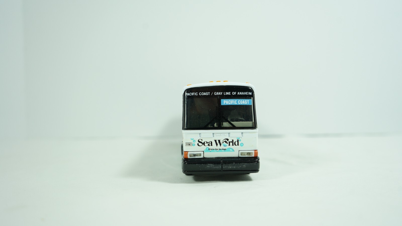 Corgi 1/50 Diecast MCI 102 DL3 Seaworld PCST Coach Bus Item 98652 NEW F1D