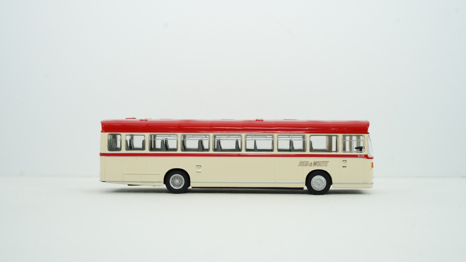 EFE Gilbow 1/76 Bristol RELH Red & White Victoria Coach Series Bus 99704 NEW B23