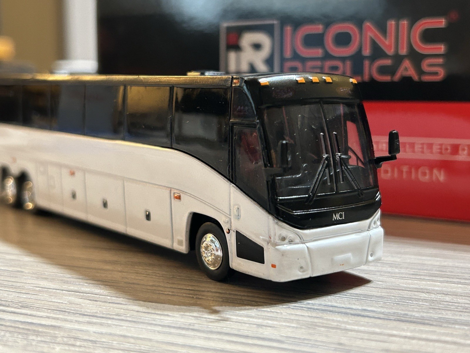 1/87 Iconic Replicas Blank White MCI J4500 Custom Bus Model New