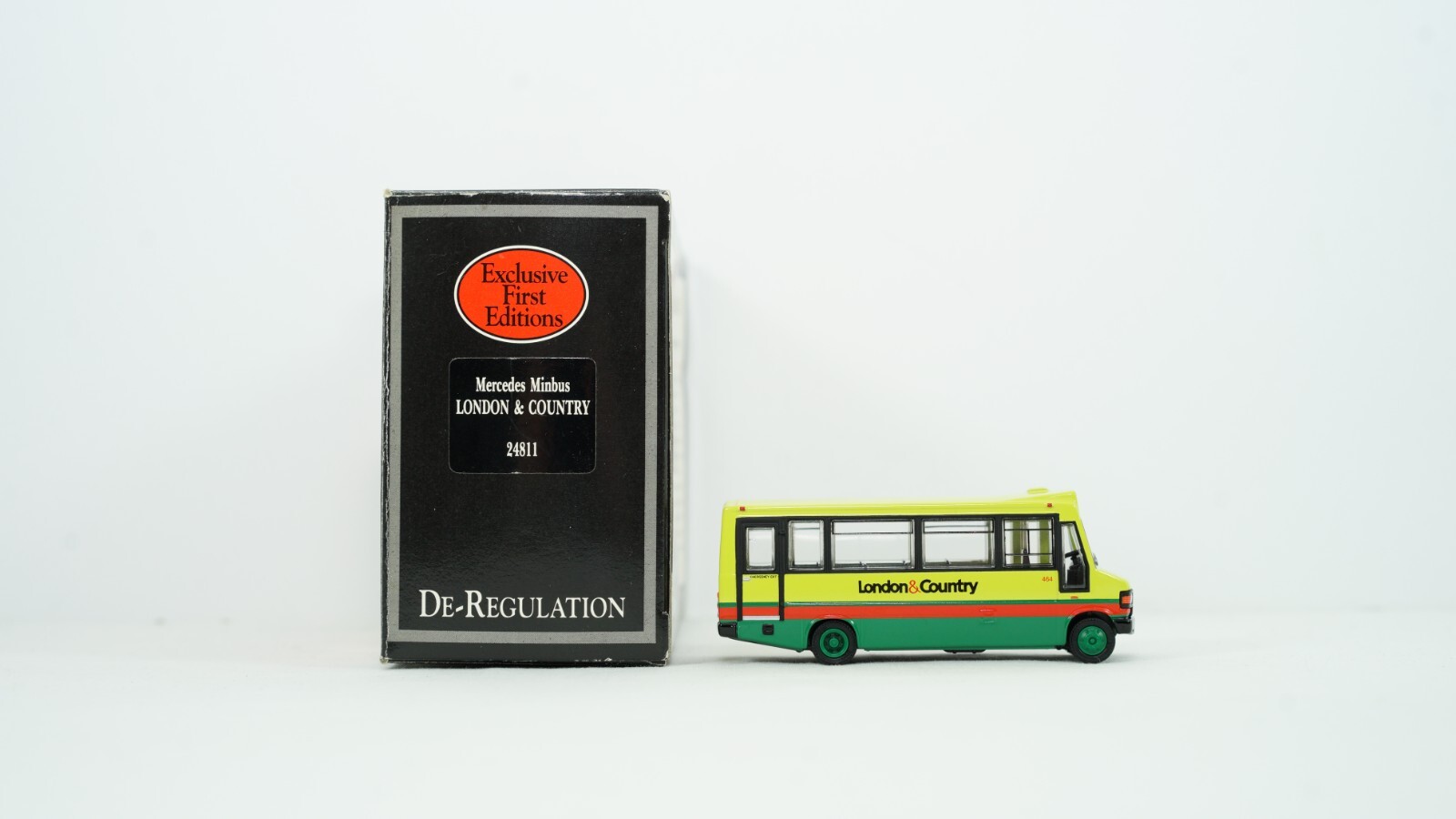 EFE Gilbow 1/76 Mercedes Minibus London & Country Bus Item 24811 NEW B25