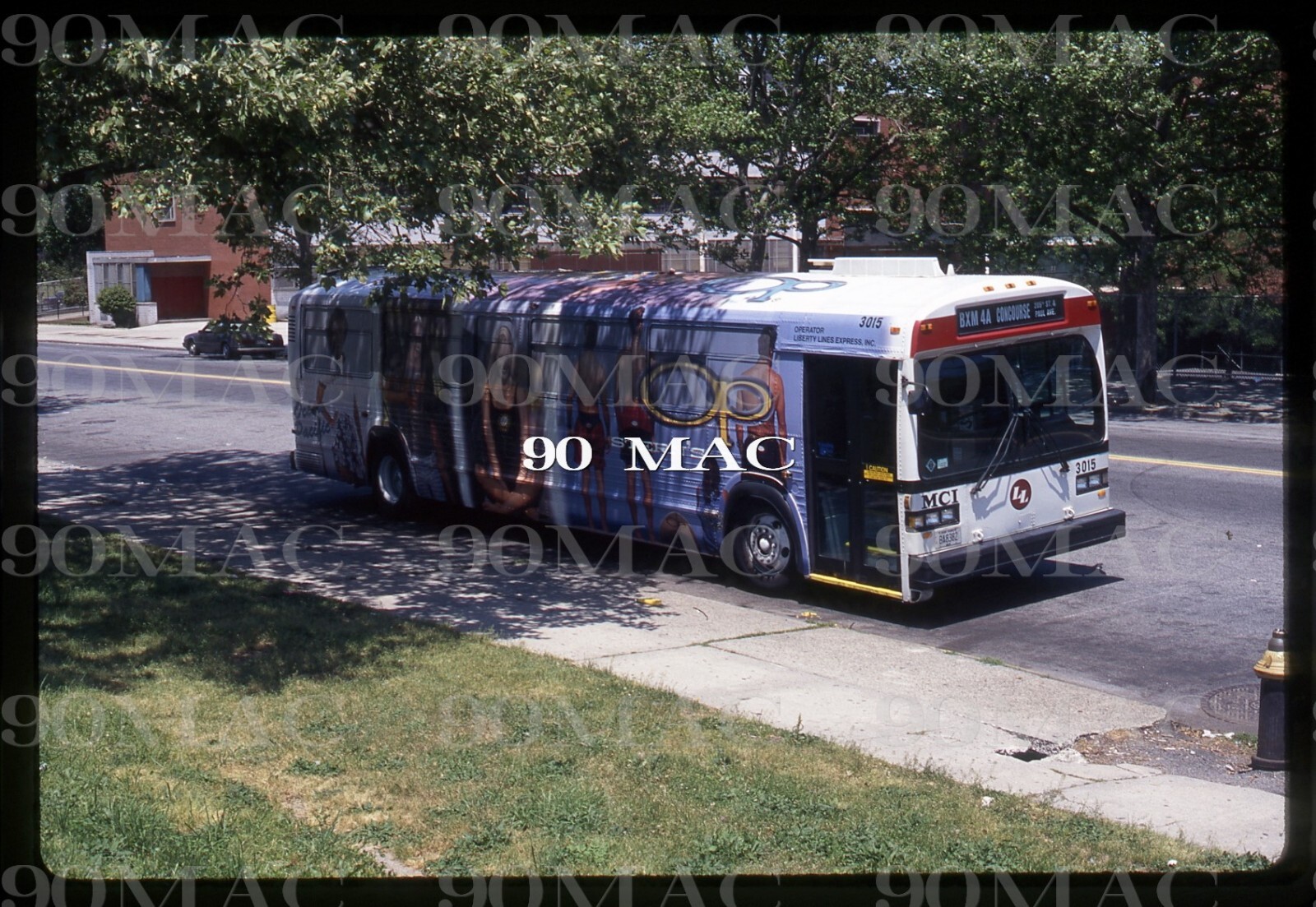 LIBERTY LINES. MCI CLASSIC BUS #3015. Bronx (NY). Original Slide 1996.