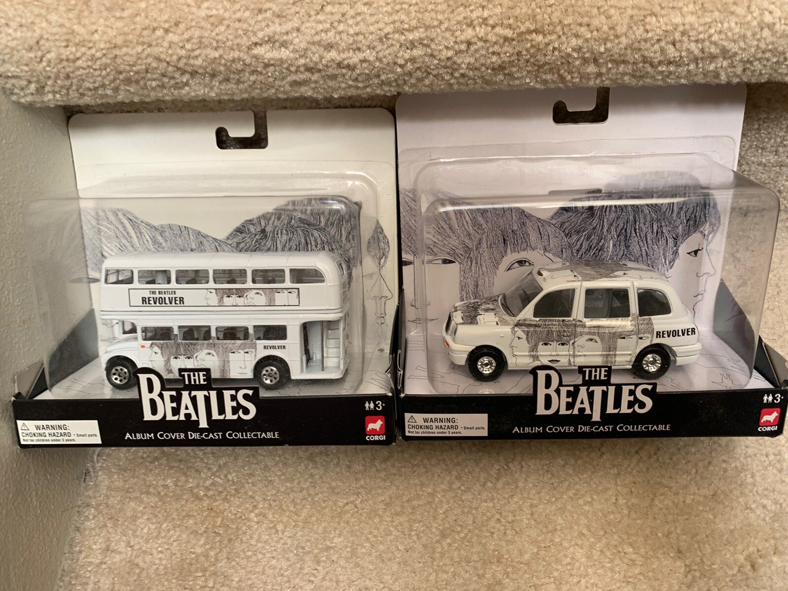 Corgi BT78207/BT78202A Routemaster Bus and London Taxi Beatles Revolver NONMINT