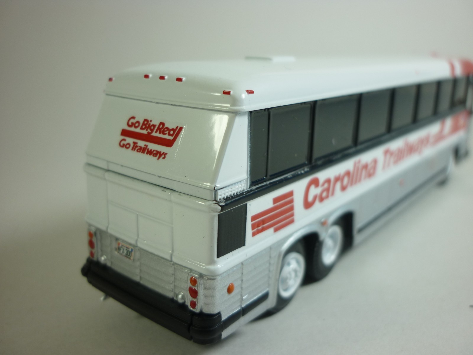 Iconic Replicas 1:87 MCI 9 Crusader II Bus Carolina Trailways USA, With OVP