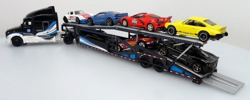 Iconic Replicas 1:64 Peterbilt 579 w/ Car Hauler: 1:64 Car Carriers
