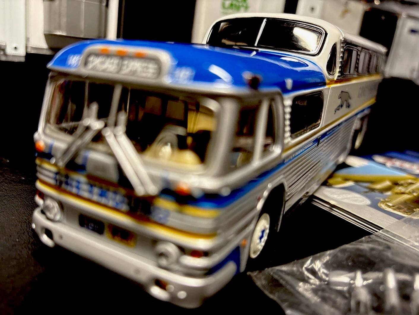 Corgi 1:50 Greyhound Scenicruiser PD4501 Chicago Express Bus