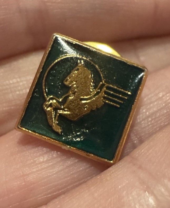 Newmans Coach Lines New Zealand Pegasus Logo Pin Badge Brooch Vintage Rare (C2)