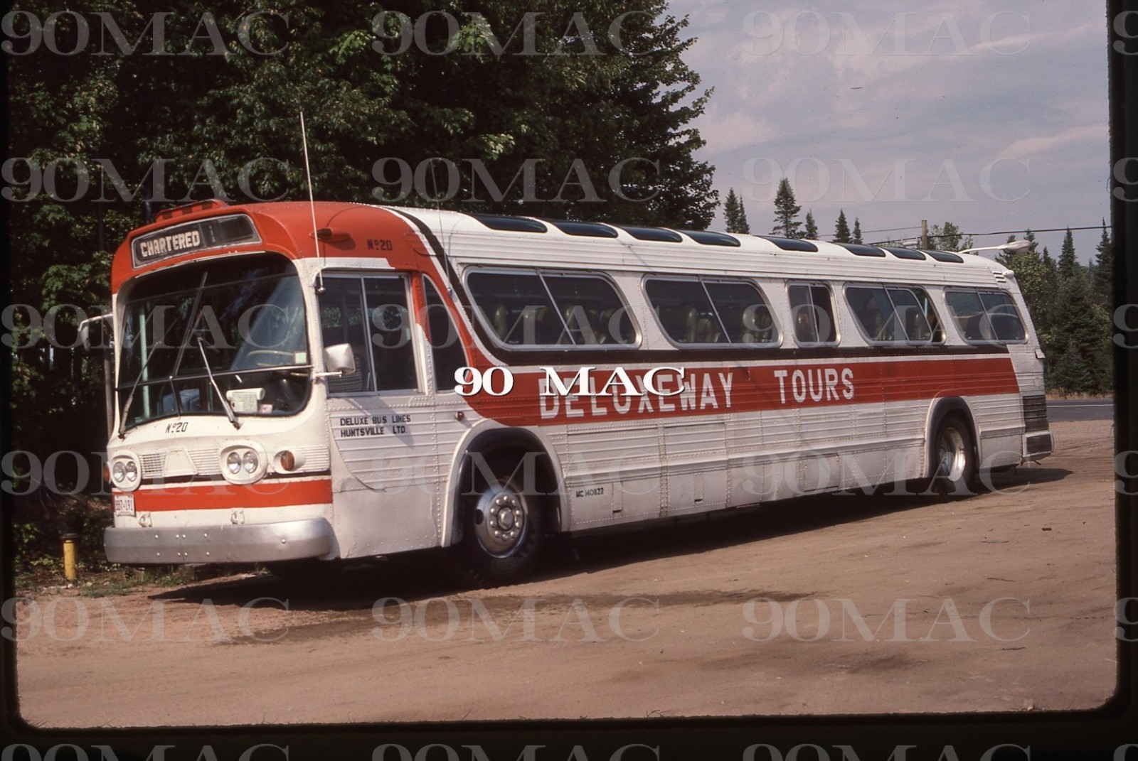 DELUXEWAY TOURS. GMDD BUS #20. Huntsville (ON). Original Slide 1984.