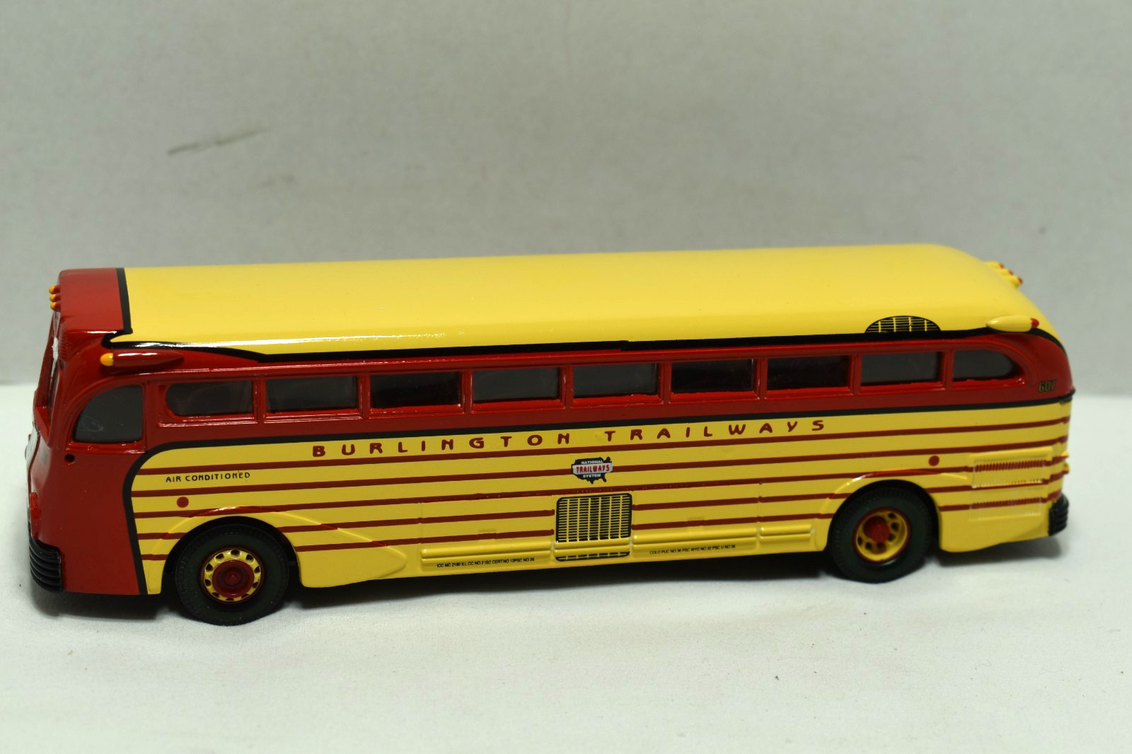 Corgi Classics Burlington Trailways 98465 Yellow Coach 743 Diecast Bus
