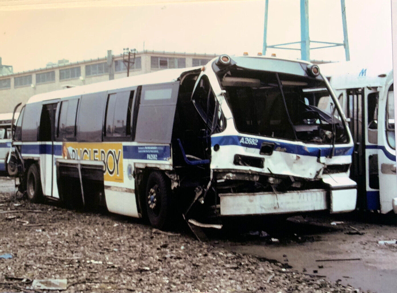 5×7 COLOR PHOTO NYC BUS 1982 GM-RTS #PA2682 WALNUT SCRAP YARD NOVEMBER 24, 1991