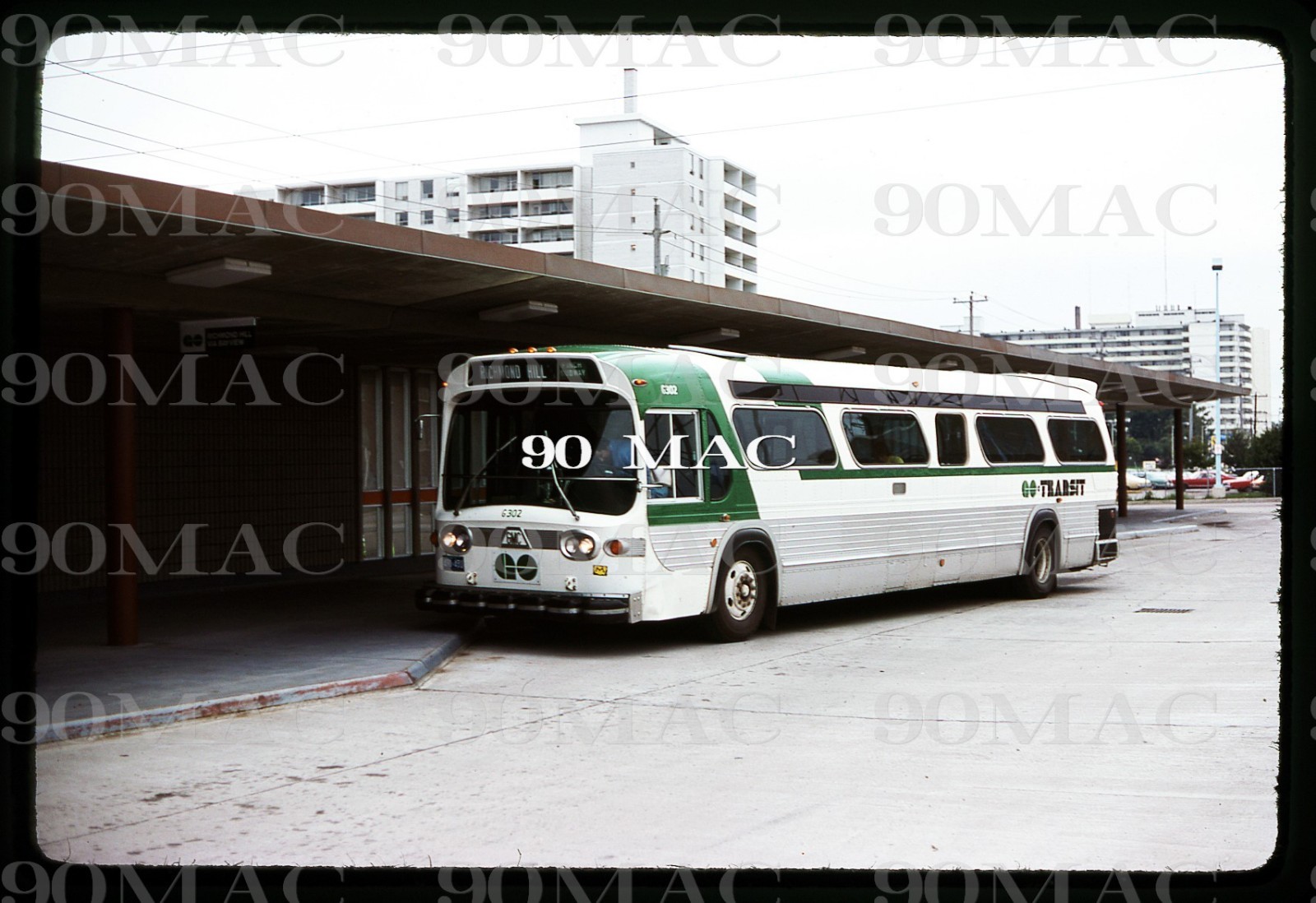 GO TRANSIT. GMDD COACH #6302. Toronto (ON). Original Slide 1975.