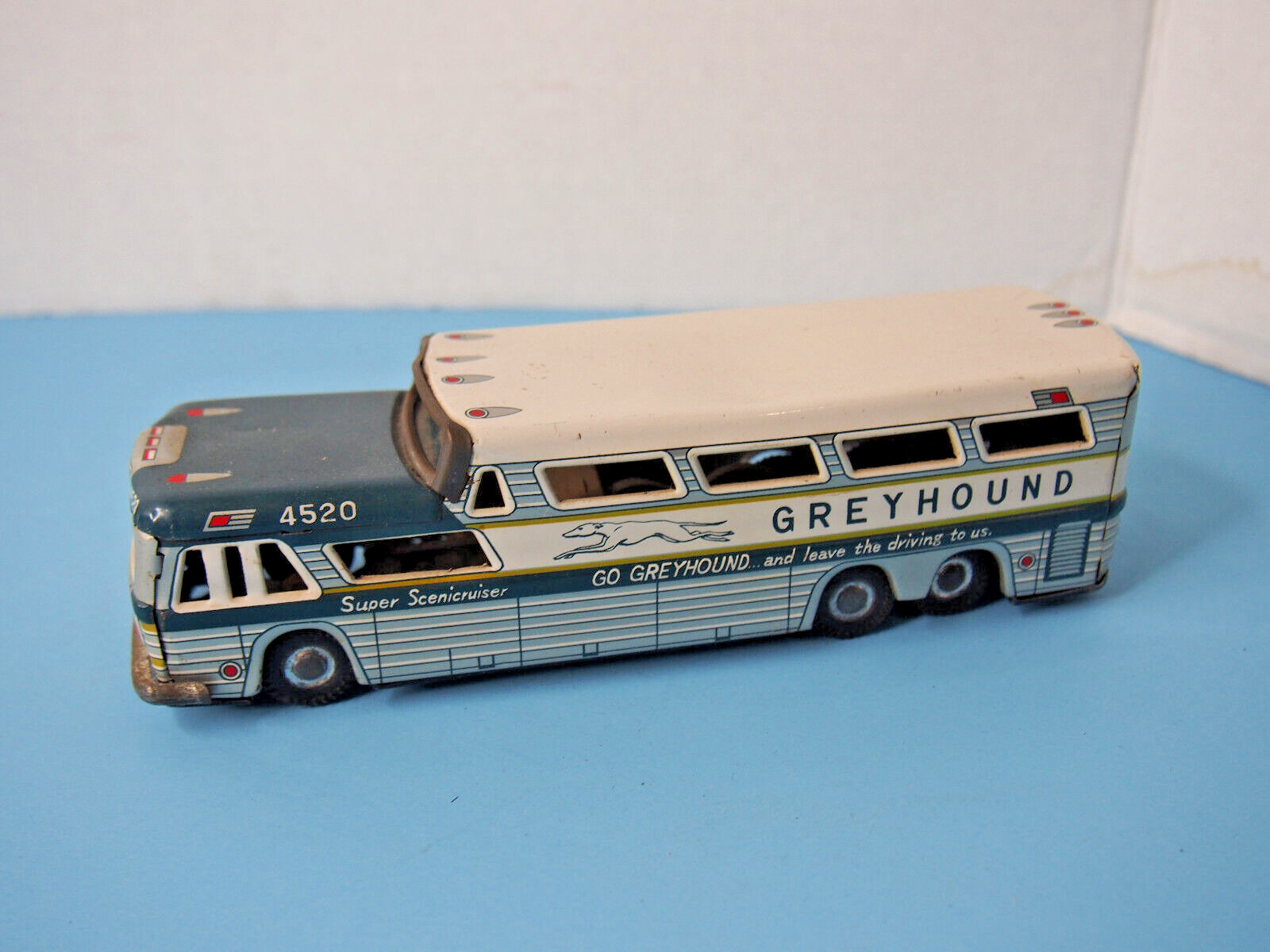 Greyhound bus #4520 Super Scenicruiser Friction Japan