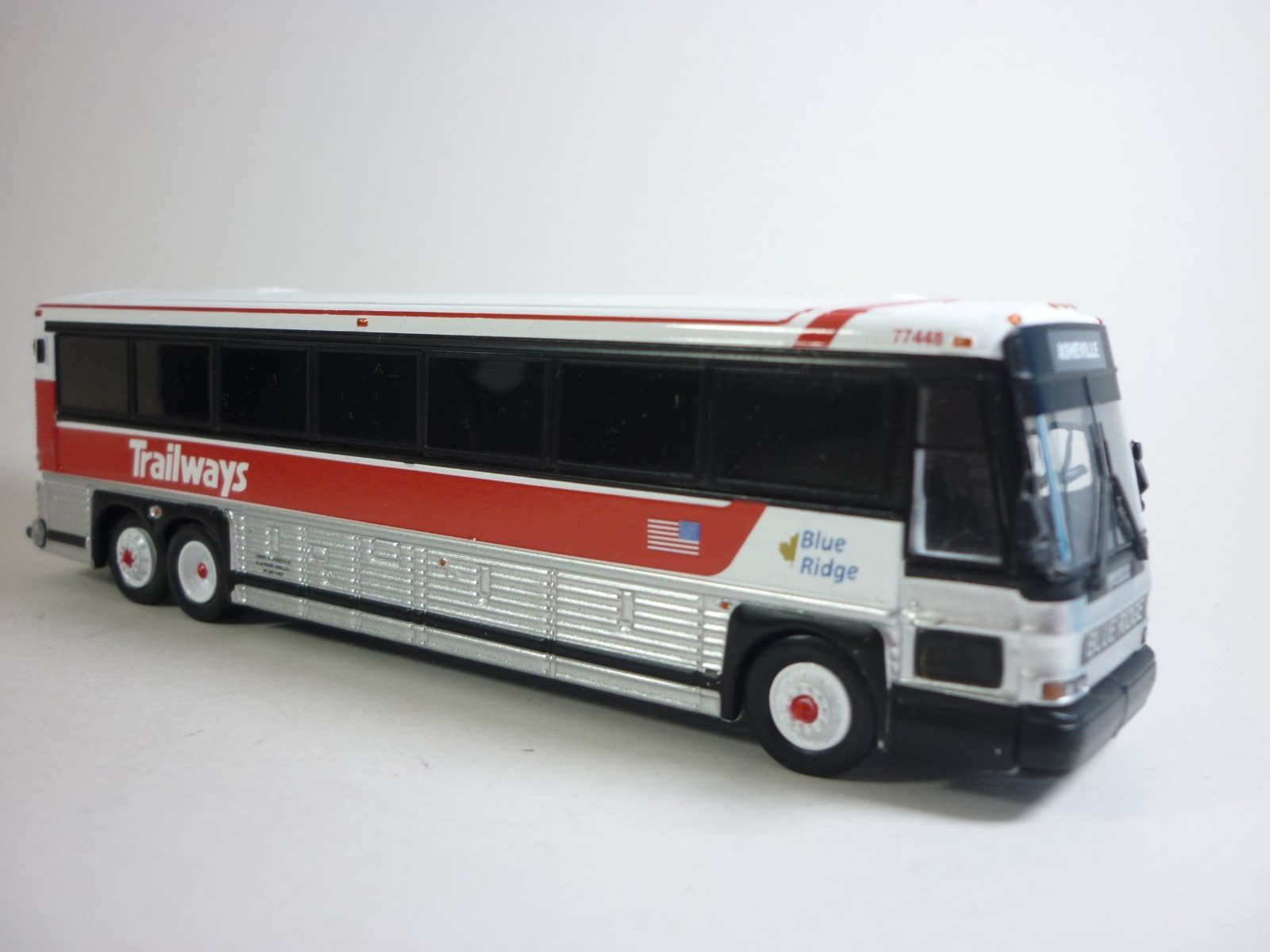 Iconic Replicas 1:87 MCI D4000 Coach Bus TRAILWAYS White 1992, Diecast w/ Box