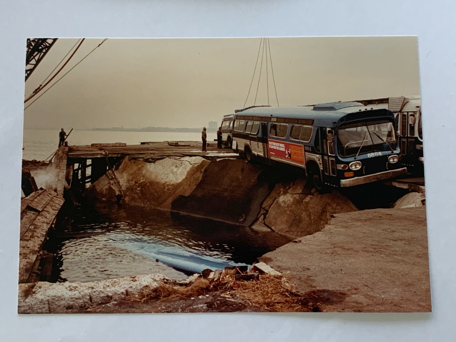 6×4 NY NYC BUS IN WATER PHOTOGRAPH 1983 EDGEWATER PIER COLLAPSE FEB 22 1983 8804