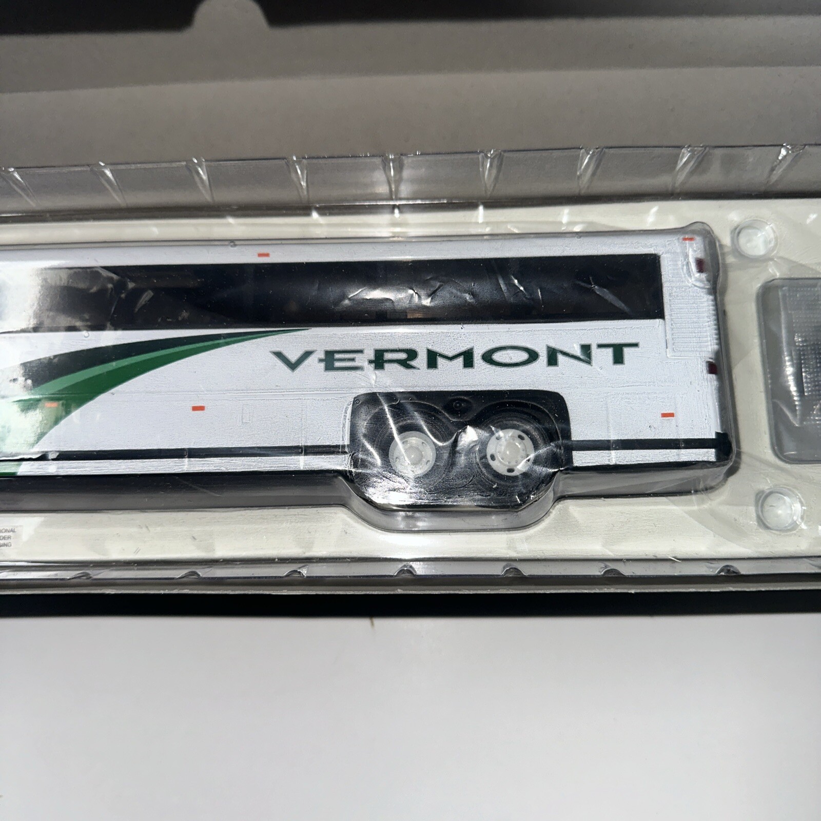 Corgi Diecast Vermont Transit MCI 102-DL3 1:50 Scale New Free Ship