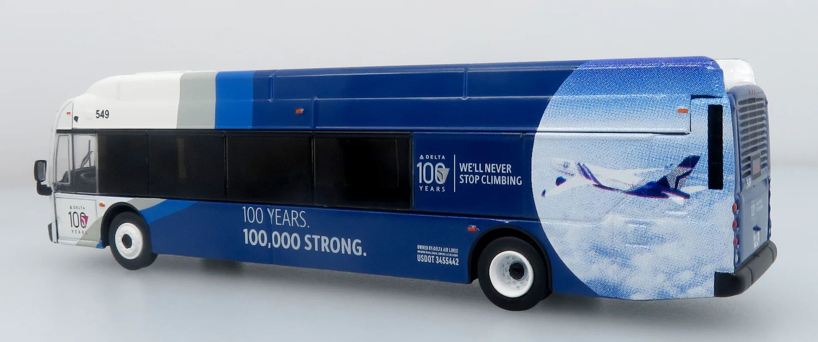 New Flyer Excelsior Transit bus Delta Airport Crew 1:87 Scale Iconic Replicas