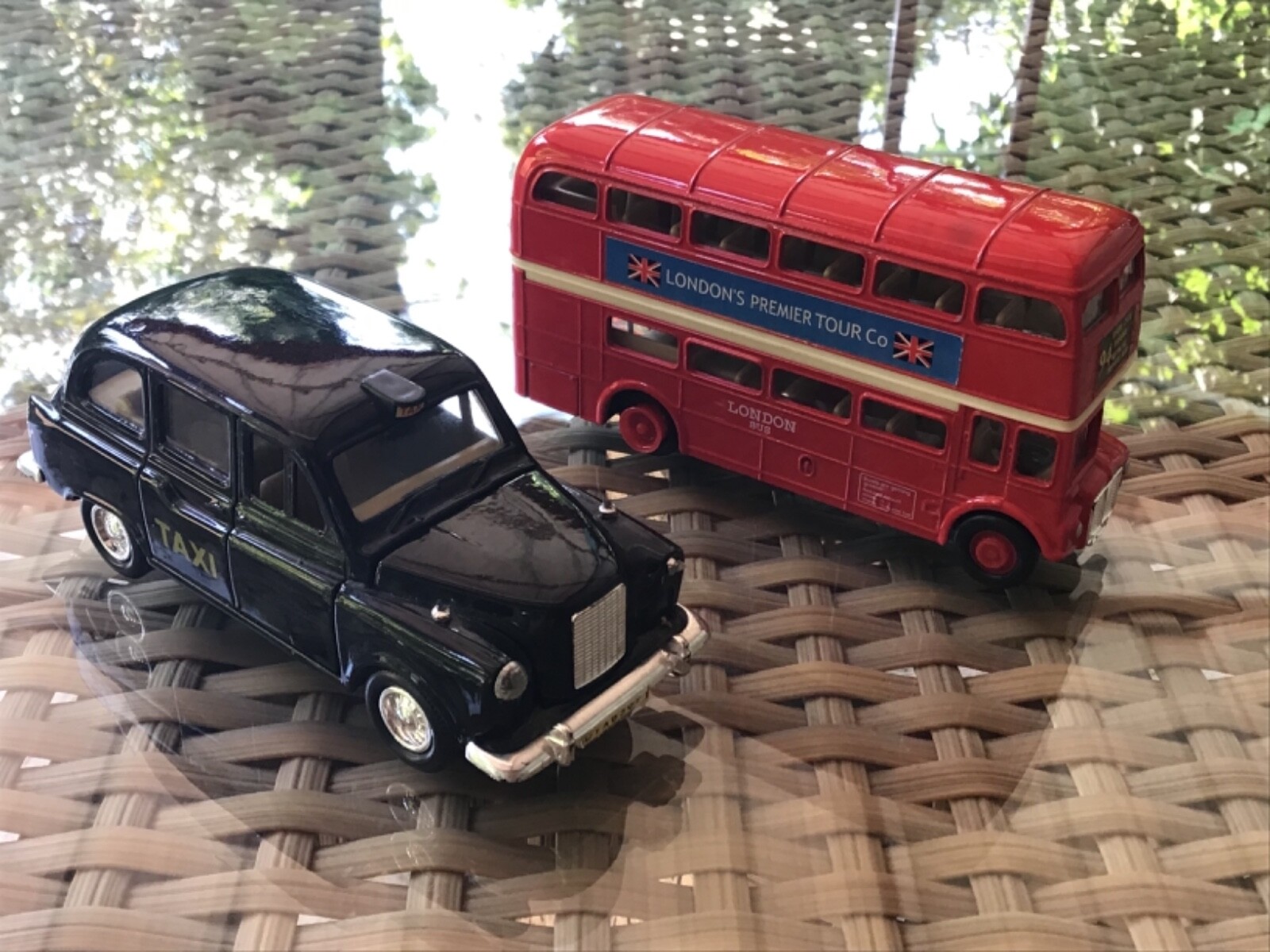 LOT OF 2 MODELS: LONDON’S PREMIER TOUR RED BUS AND ENGLISH TAXI, METAL + PLASTIC