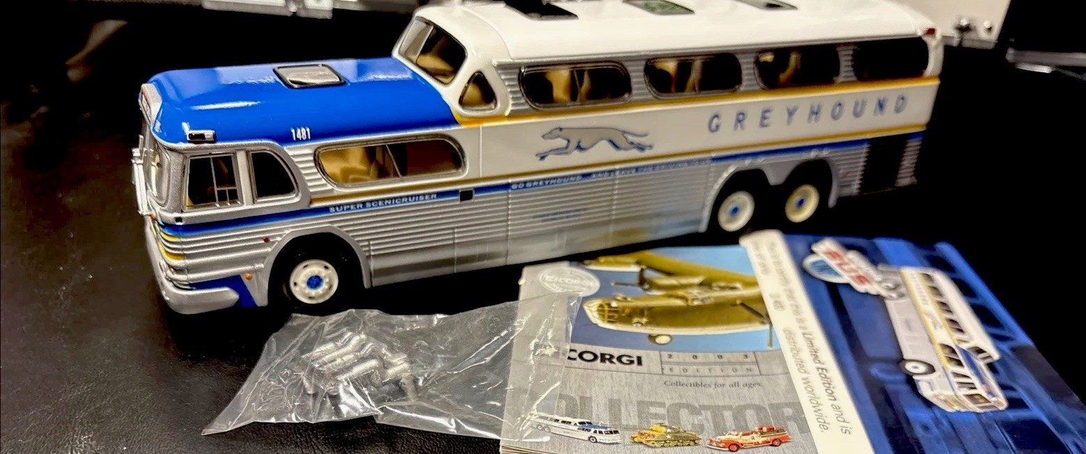 Corgi 1:50 Greyhound Scenicruiser PD4501 Chicago Express Bus