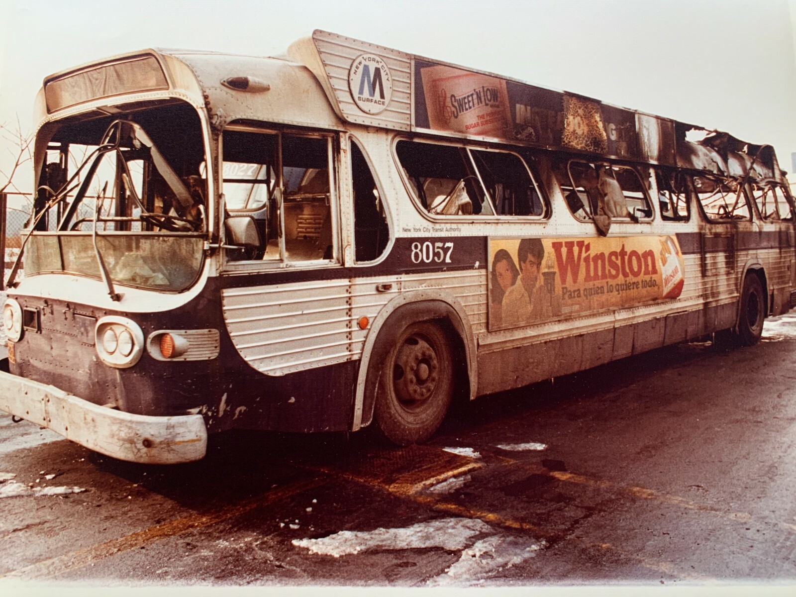 8X10 NY NYC BUS #8057 PHOTOGRAPH SURFACE TRANSIT FIRE DAMAGE WINSTON SWEET N LOW