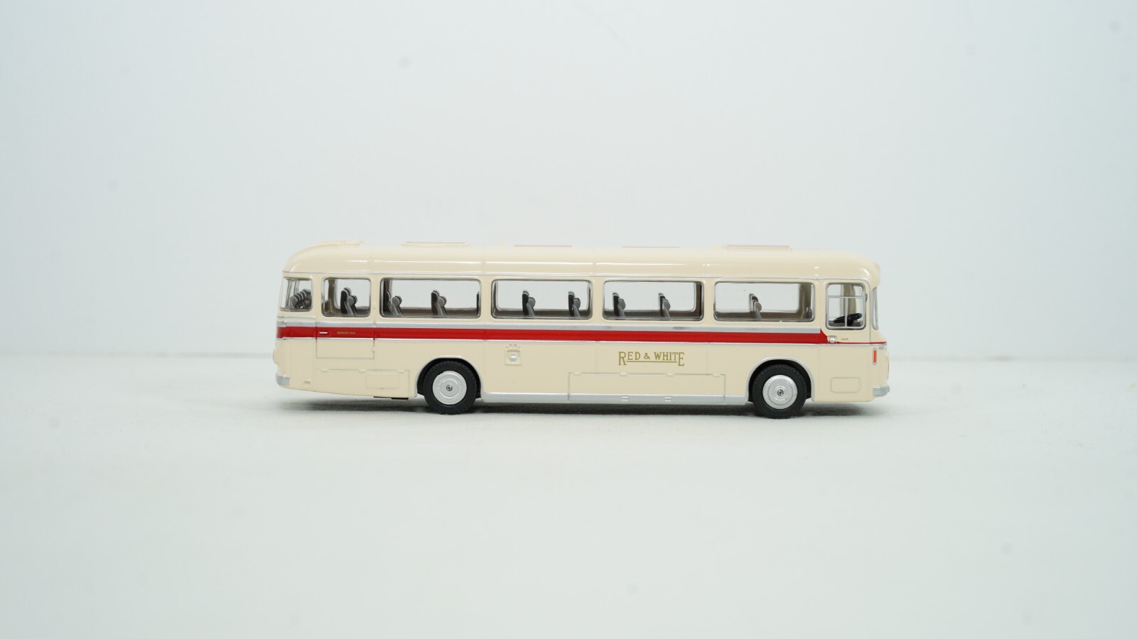 EFE Gilbow 1/76 Bristol RELH Red & White Victoria Coach Series Bus 99709 NEW B23