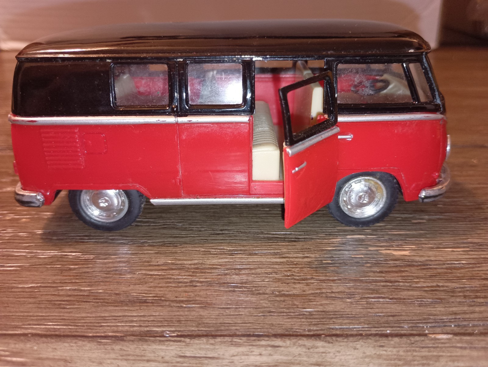 Kinsmart 1962 Volkswagen Classical Bus 1/32