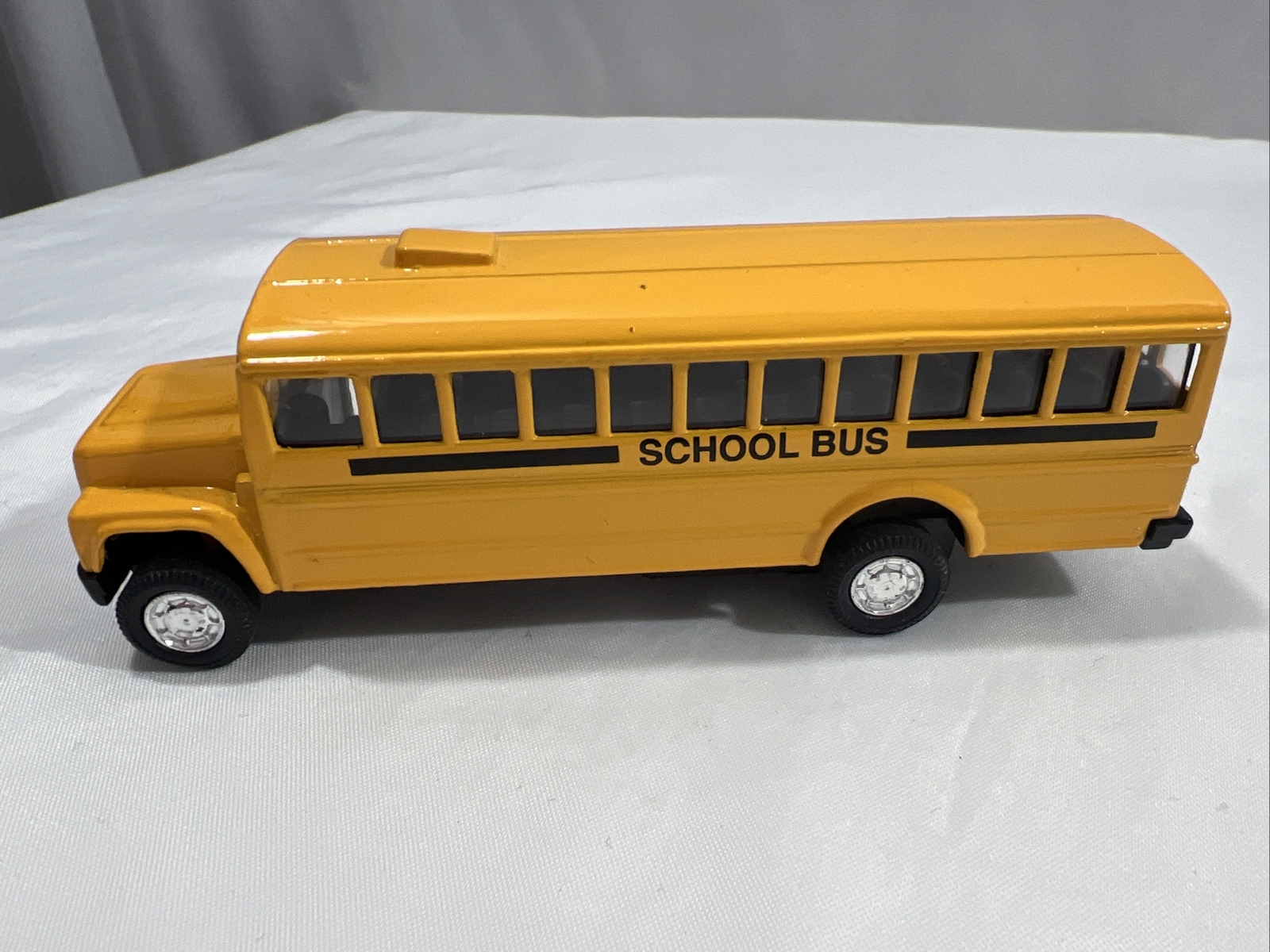 5” Yellow School Bus Metal with working Wheels China Unbranded