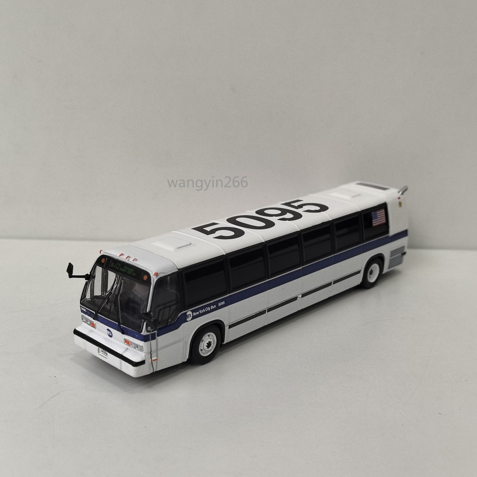 Iconic Replicas HO 1/87 MTA New York City Transit Bus Diecast Model