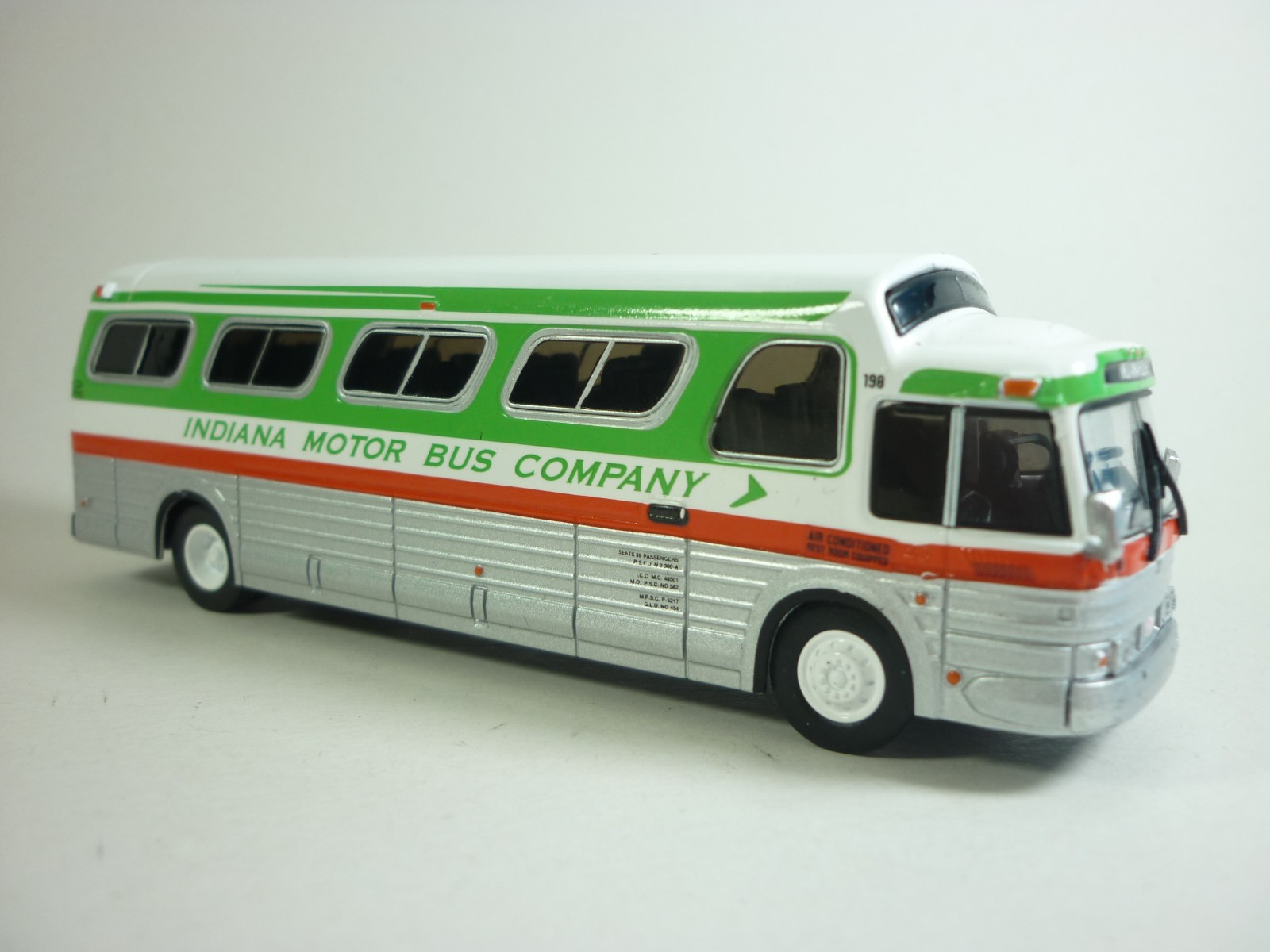 Iconic Replicas 1:87 1966 GM PD4107 Buffalo Coach Indiana Bus Co. USA Bus