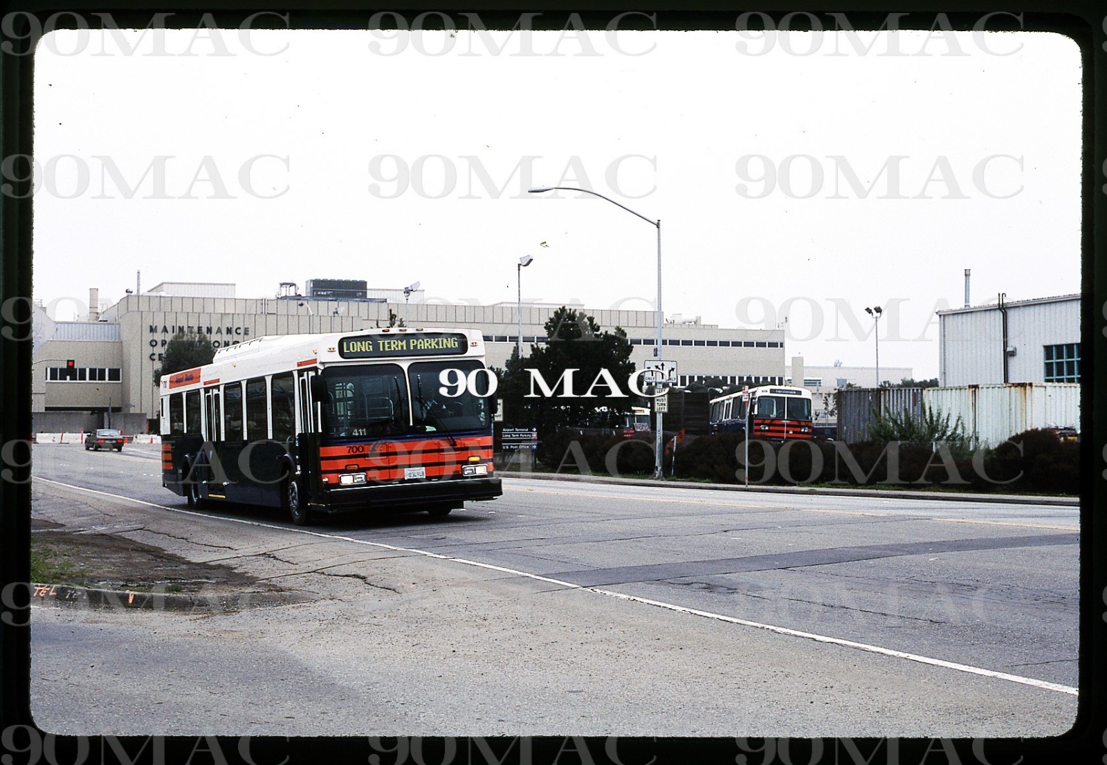 SFO AIRPORT. NEW FLYER BUS #700. San Francisco (CA). Original Slide 1998.